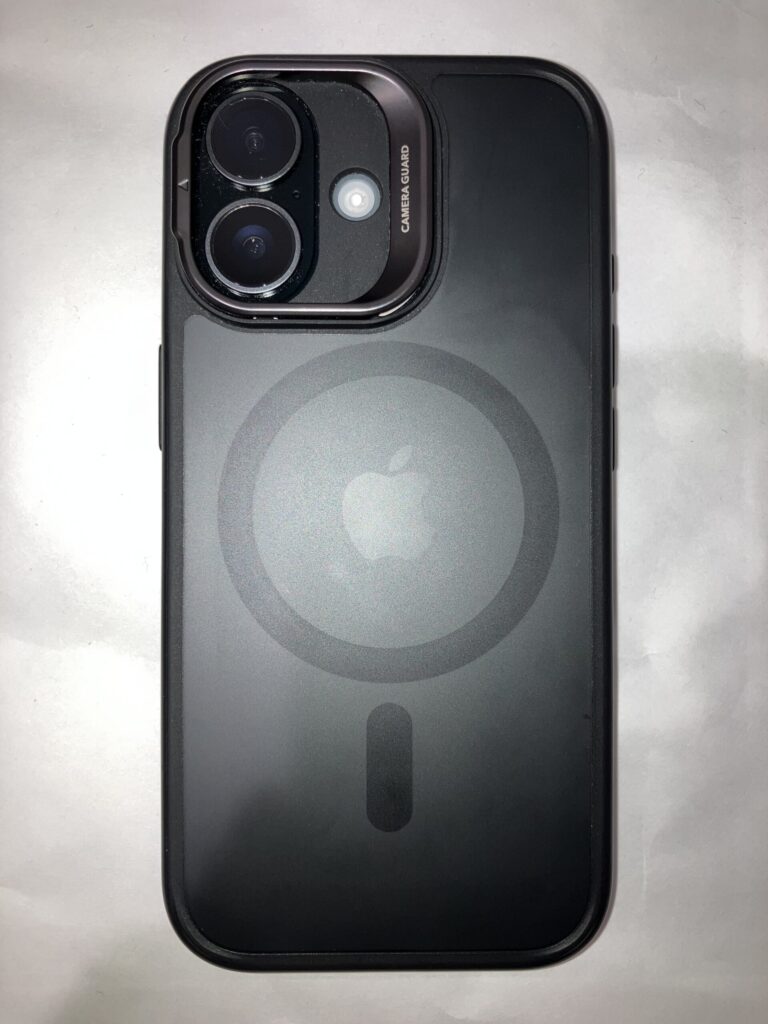ESR iPhone 17ケース(フロストブラック)を装着した背面